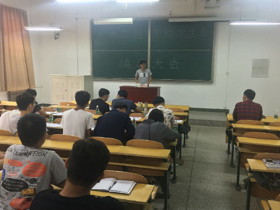 我院举行学生委员会换届大会.jpg 我院举行学生委员会换届大会.jpg